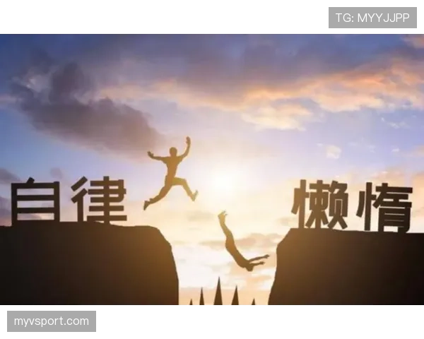 何卓佳训练完啃鸡腿那一下，真把“自律”俩字吃明白了