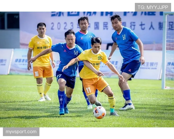 七人制足球规则中每队人数与换人次数如何规定