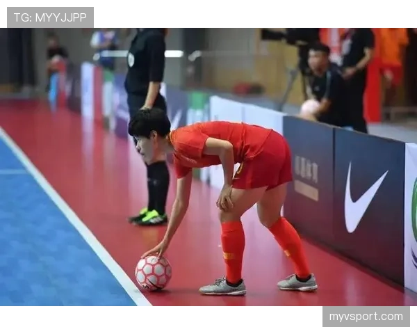 掷界外球判罚规则：位置与动作要求及越位适用说明