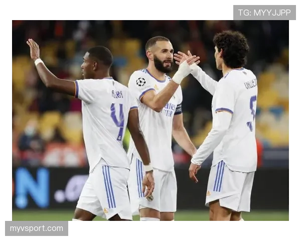 本泽马与伊瓜因的战术角色差异：全能支点 vs 终结型射手